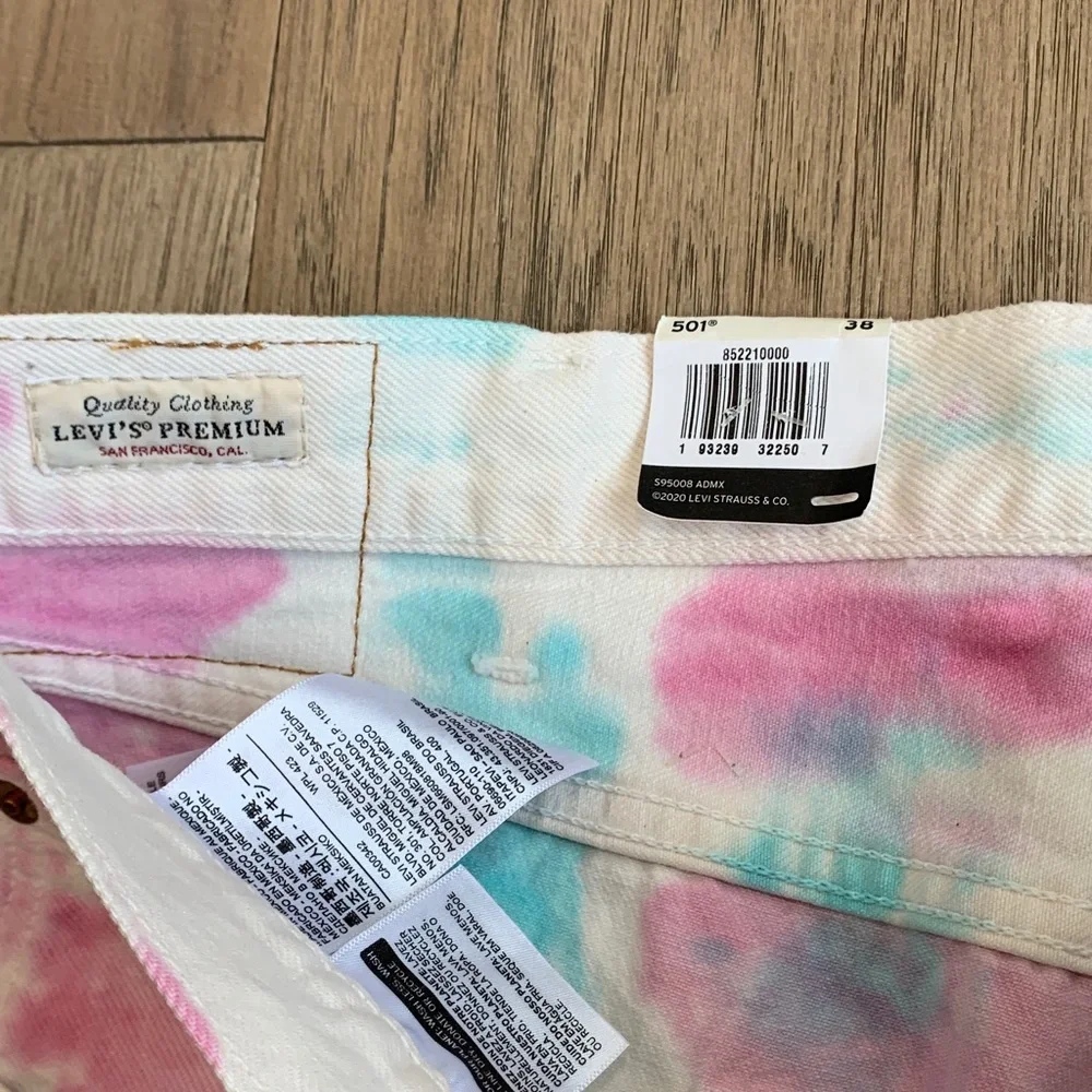 NWT Levi's 501 '93 Cutoff Shorts! Tie Dye Gay Pride LGBTQ Size 38x7